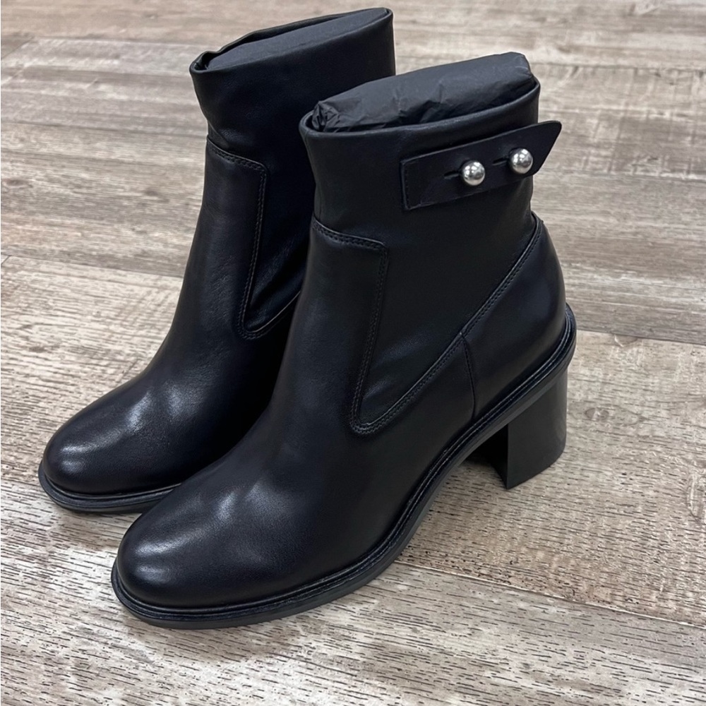 🆕🔥Rag and bone 🔥🔥New in box Rag and bone 🔥🔥🔥